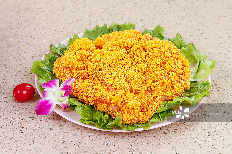 盘子里放着香酥鸡排图片素材