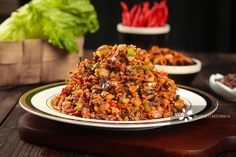 木底上放着一盘外婆菜炒肉图片素材