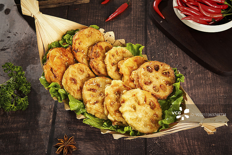 木底上放着一盘油炸藕夹图片素材