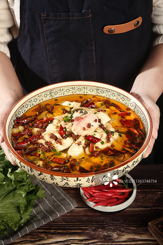手里端着一碗沸腾鱼片图片素材