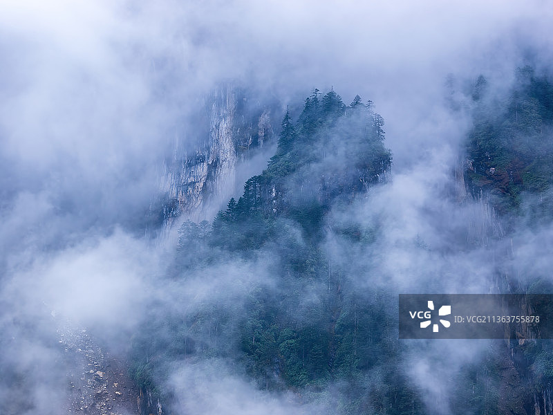 四川甘孜泸定海螺沟，冰川，冰瀑，贡嘎雪山，原始森林图片素材