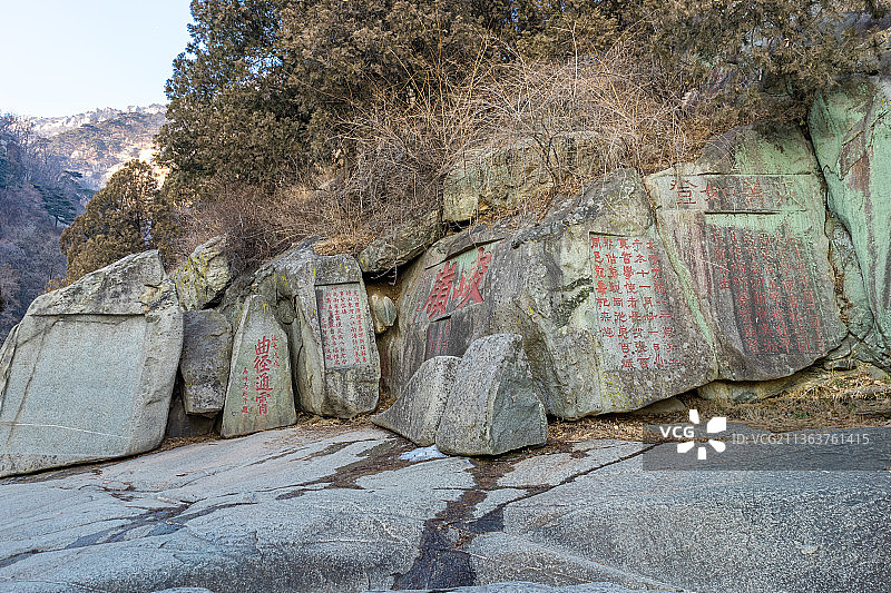 中国山东省泰安市著名旅游景点泰山风景区里的著名石刻图片素材