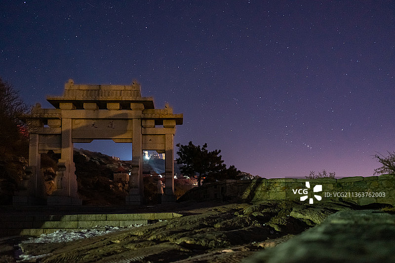 中国山东省泰安市著名旅游景点泰山风景区玉皇顶天街上的星空图片素材