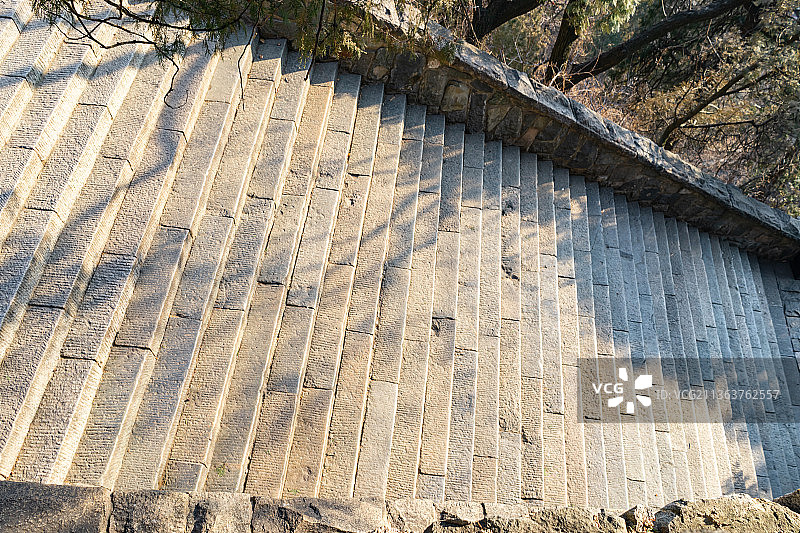 中国山东省泰安市著名旅游景点泰山风景区玉里的高山和石阶图片素材