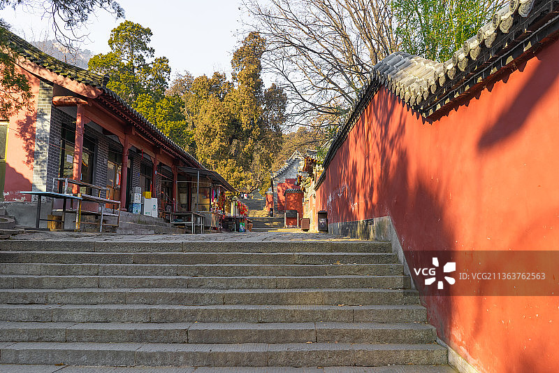 中国山东省泰安市著名旅游景点泰山风景区玉里的高山和石阶图片素材