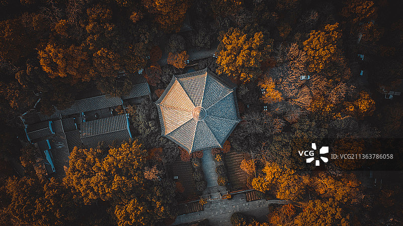 山上的中国古代塔式建筑六和塔图片素材