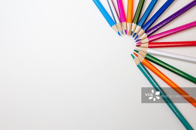 白色背景彩色铅笔静物特写图片素材