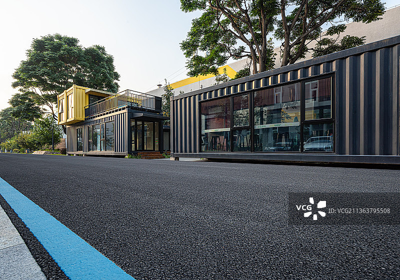 城市现代建筑街道沥青路面图片素材