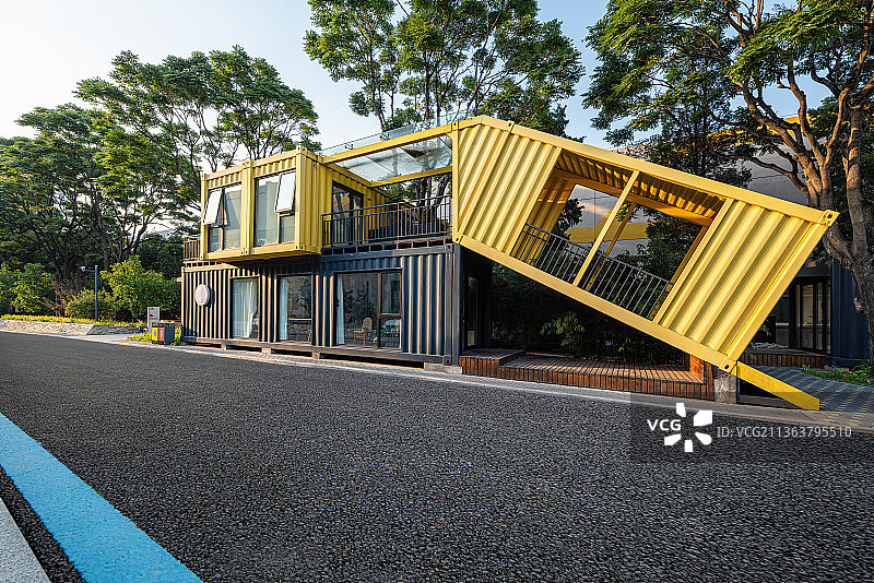 城市现代建筑街道沥青路面图片素材