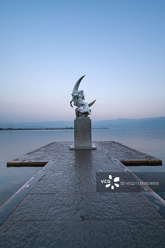 凉山州西昌市邛海月亮女神雕塑黄昏日落风光图片素材