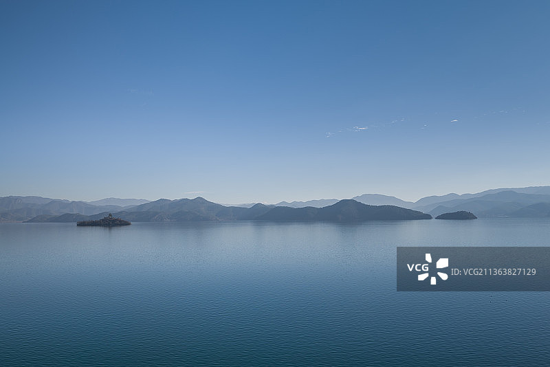 云南省丽江市泸沽湖日出蓝色中国风古典自然风光图片素材