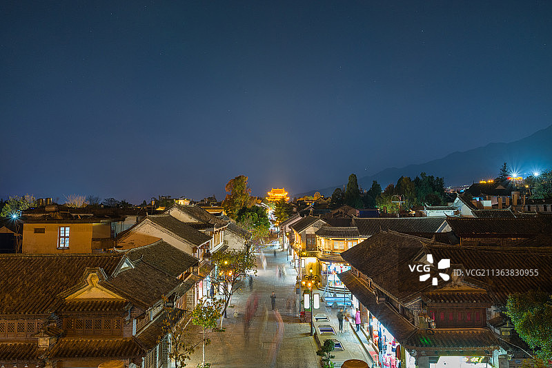 云南大理古城城门街道夜景星空图片素材