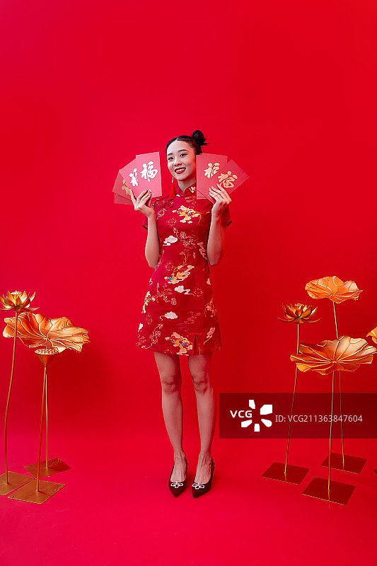 国潮美少女拿着红包图片素材