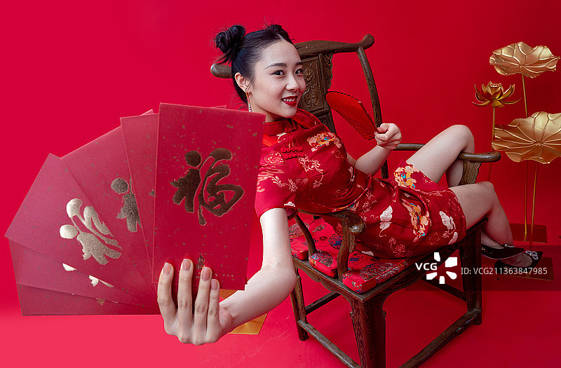 国潮美少女拿着扇子图片素材