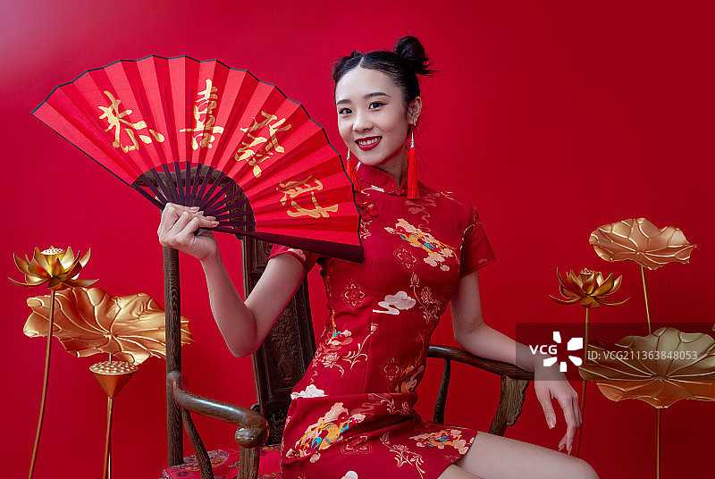 国潮美少女拿着扇子图片素材