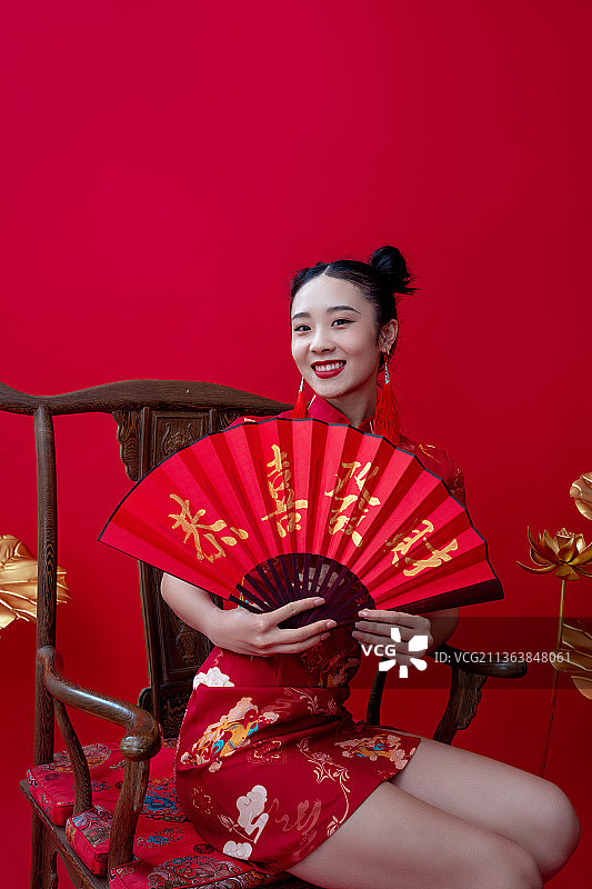 国潮美少女拿着扇子图片素材