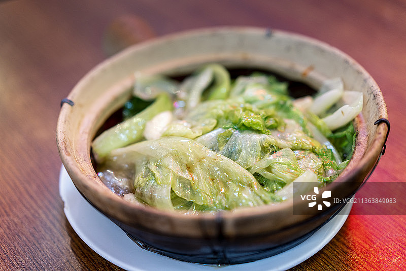 餐桌上的啫啫生菜图片素材