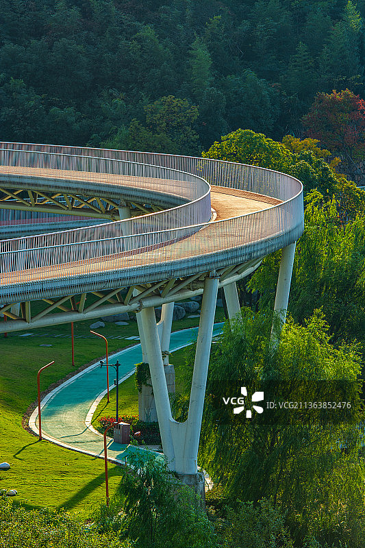 杭州临安青山湖风光 临安区旅游景点风景 青山湖国家森林公园 青山湖绿道景观 高架桥步道图片素材