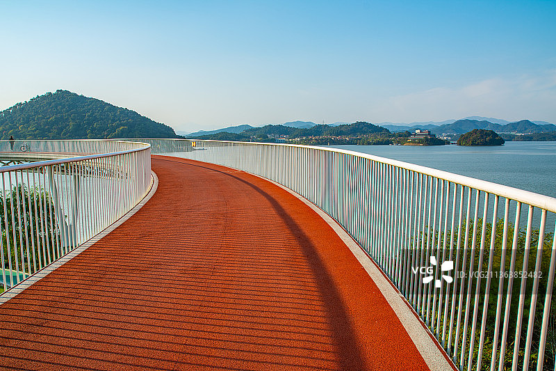杭州临安青山湖风光  橡胶健身跑道 骑行道 青山湖国家森林公园 青山湖绿道景观图片素材