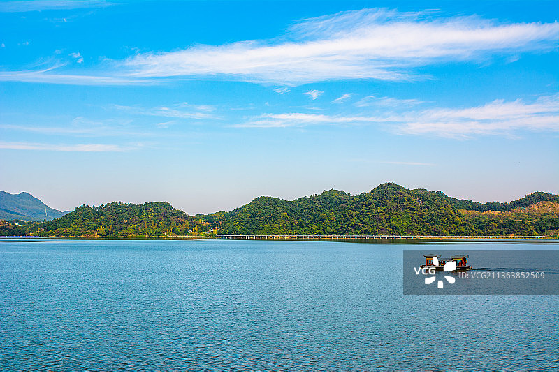 杭州临安青山湖风光 临安区旅游景点风景 青山湖国家森林公园 青山湖画舫游船图片素材