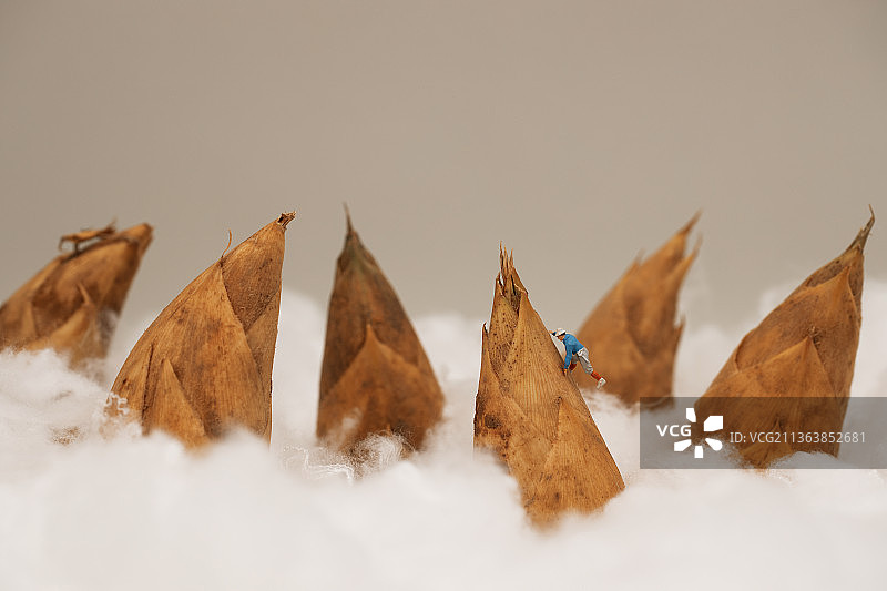 笋上攀岩的人图片素材