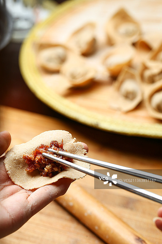手工包馄饨过程图片素材