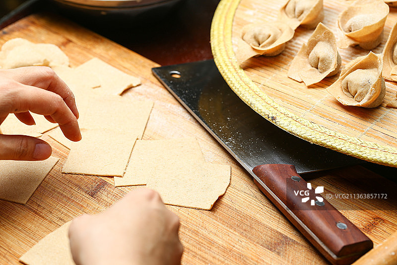 手工包馄饨过程图片素材