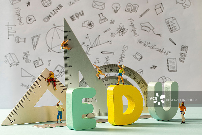 在三角板上攀登的模型小人和EDU文字与符号背景图片素材