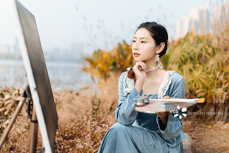 亚洲青年美女在户外写生画画图片素材