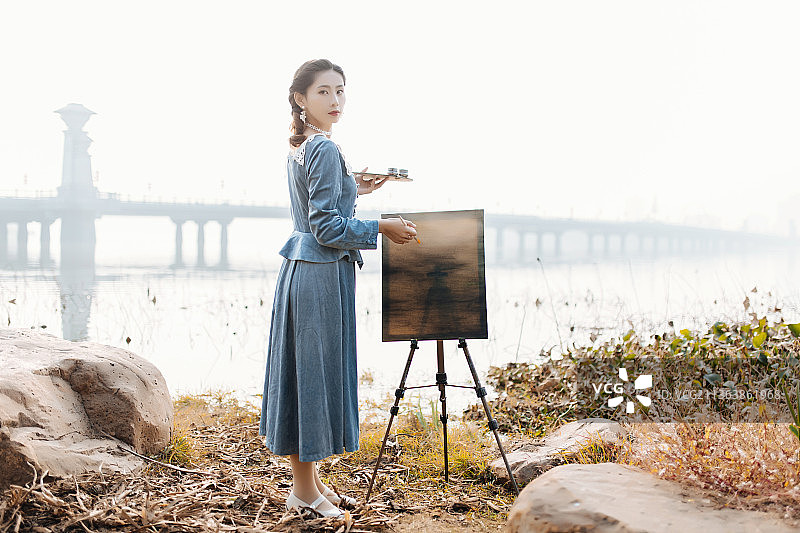 亚洲青年美女在户外写生画画图片素材