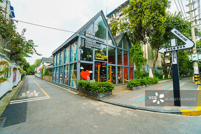四川成都玉林四巷爱转角玻璃咖啡屋街景图片素材