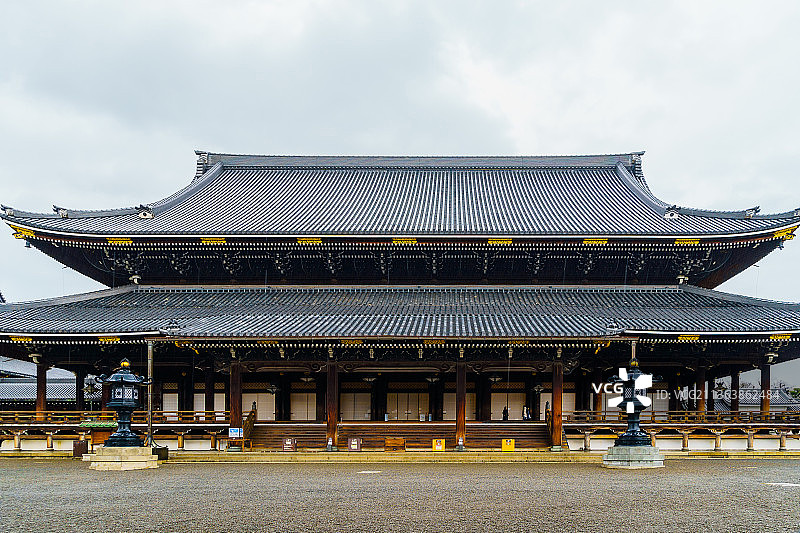 亚洲日本京都东本愿寺大殿冬季下午正面图片素材