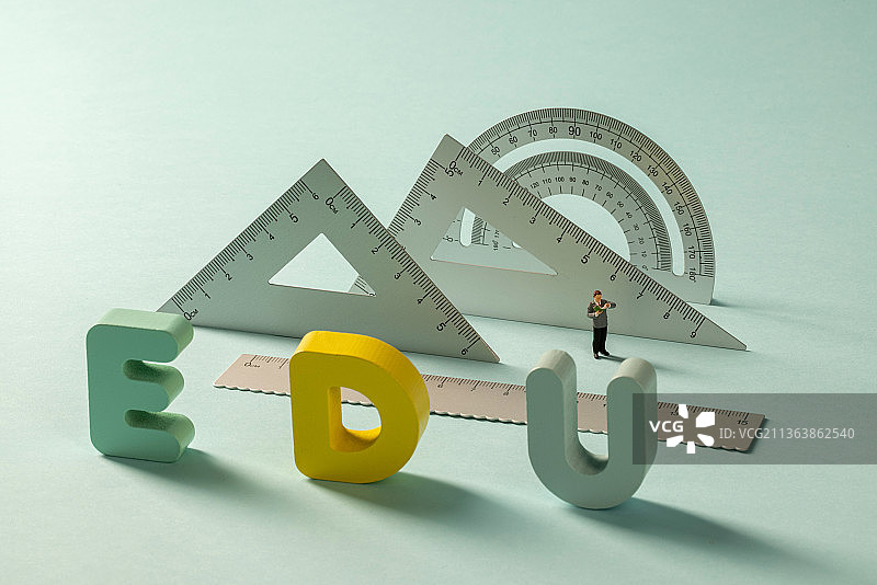 在文具中站立的读书小人图片素材