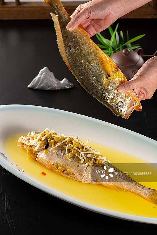 雪菜蒸野生大黄鱼图片素材