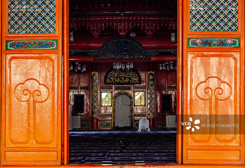 正面视角拍摄中国青海西宁大清真寺大殿门口图片素材