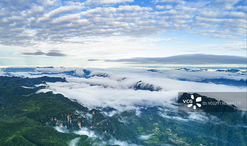 张家界武陵源景区云海翻滚在天子山上图片素材