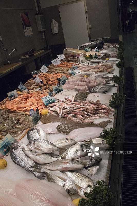 雷阿尔公共市场出售的鲜鱼和其他海鲜图片素材