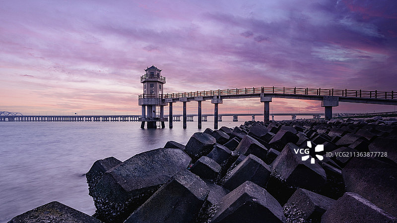 中国广东汕头东海岸大桥和灯塔图片素材