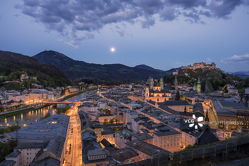 俯瞰萨尔茨堡城图片素材