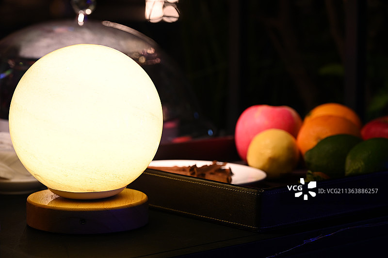 自助餐餐台上的小夜灯球形台灯图片素材
