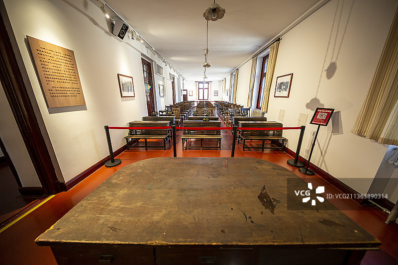 北京大学红楼——大教室（1920年李大钊在这间教室为学生讲授《唯物史观》等马克思主义理论课程）图片素材