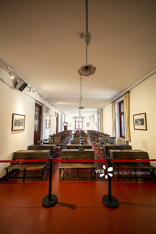 北京大学红楼——大教室（1920年李大钊在这间教室为学生讲授《唯物史观》等马克思主义理论课程）图片素材