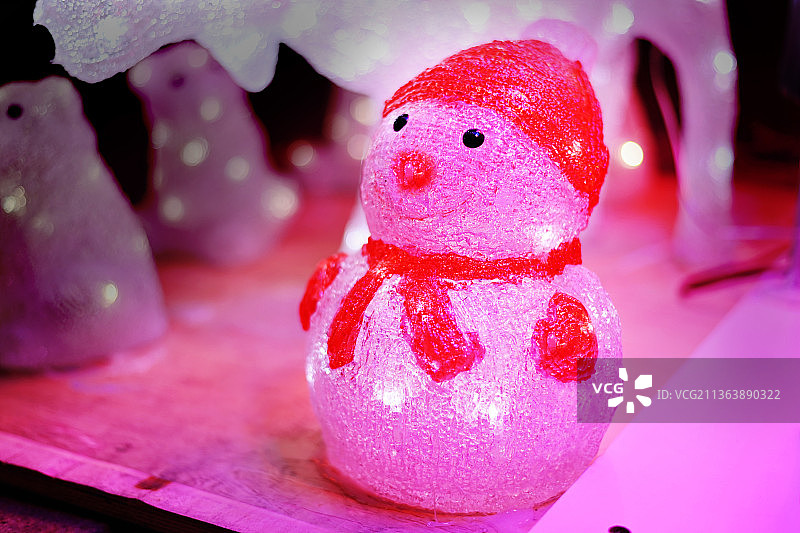 带着红色帽子围巾的圣诞节日冰灯小雪人图片素材