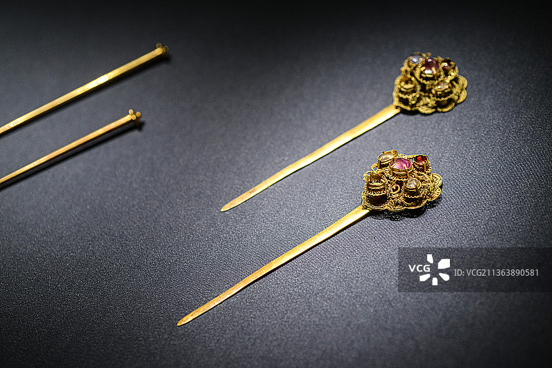 湖北省博物馆明代梁庄王墓桃形金累丝镶宝石簪金钗子图片素材