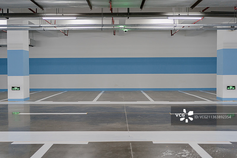 高档商场地下停车场图片素材