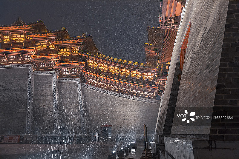 中国河南隋唐洛阳城国家遗址公园应天门景区大雪纷飞图片素材