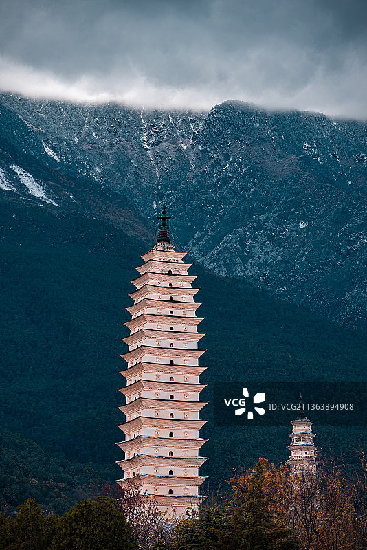 大理三塔和苍山雪山图片素材
