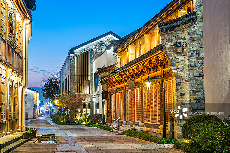 杭州余杭区仓前街道梦想小镇夜景 杭州特色小镇 互联网创业基地 仿古商业街 中式传统建筑  历史街区图片素材