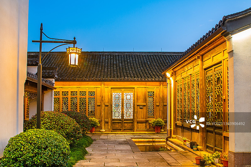 杭州余杭区仓前街道梦想小镇夜景 杭州特色小镇 互联网创业基地 仿古商业街 中式传统建筑  历史街区图片素材