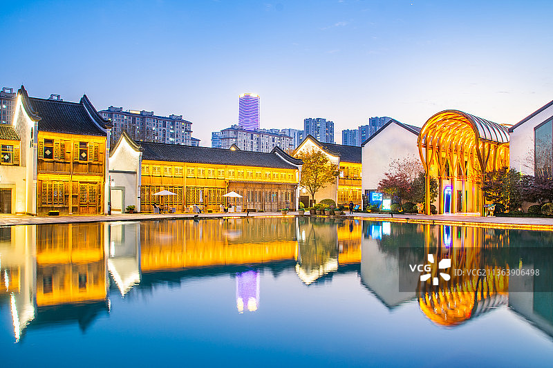杭州余杭区仓前街道梦想小镇夜景 杭州特色小镇 互联网创业基地 仿古商业街 中式传统建筑  历史街区图片素材